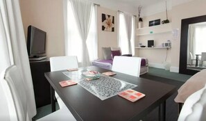 Family Room, Shared Bathroom | In-room dining - Home2Home-Rooms (London)