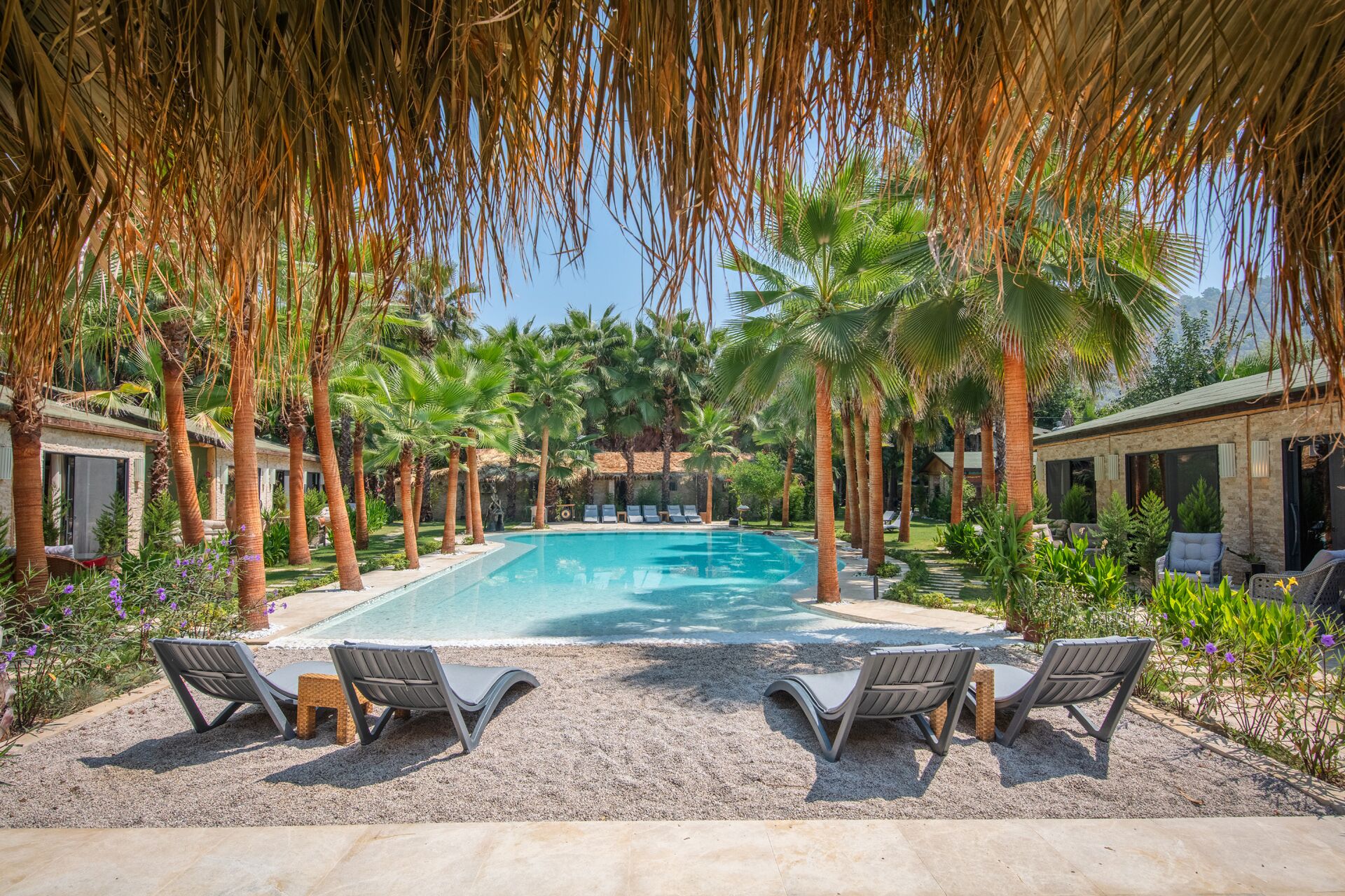 Una piscina al aire libre de temporada