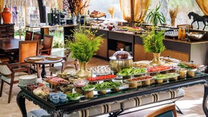 Un buffet proposant une variété de plats et un espace de restauration avec des chaises et des tables.