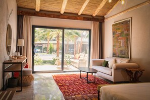 Phòng đôi có thiết kế đặc sắc | Minibar, bàn, khu vực làm việc phù hợp cho laptop, phòng cách âm 