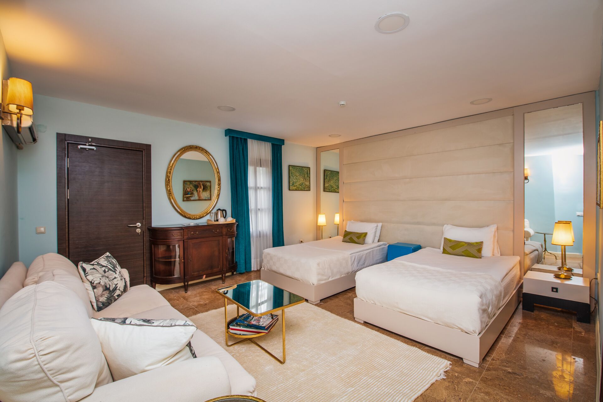 Deluxe-Zweibettzimmer | Minibar, Schreibtisch, laptopgeeigneter Arbeitsplatz