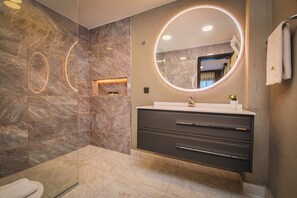 Deluxe Double Room | Bathroom | Shower, rainfall showerhead, free toiletries, hair dryer