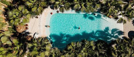 Una piscina al aire libre de temporada