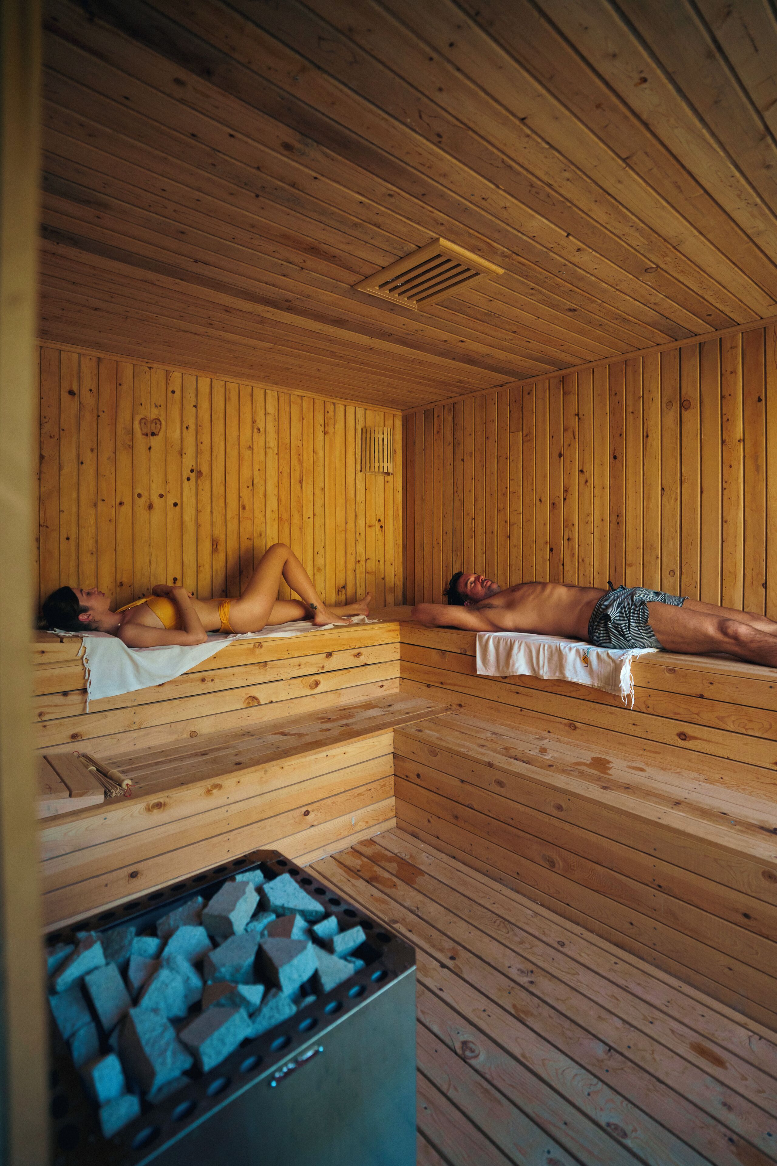 Un sauna con paredes y bancos de madera.