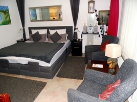 Deluxe Suite | Minibar, in-room safe, blackout drapes, soundproofing
