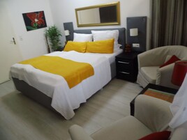 Double Room, Kitchenette | Minibar, in-room safe, blackout drapes, soundproofing