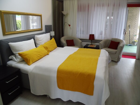 ميني بار وخزنة داخل الغرفة وستائر تعتيم وتجهيزات عازلة للصوت