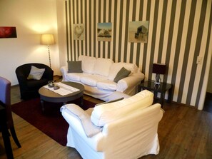 ميني بار وخزنة داخل الغرفة وستائر تعتيم وتجهيزات عازلة للصوت