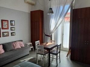 Familienzimmer (GREY) | Zimmersafe, individuell eingerichtet, Schreibtisch