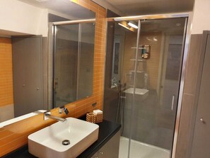 Junior Suite (YELLOW) | Bathroom | Shower, rainfall showerhead, free toiletries, hair dryer - La Dimora dei Reali (Naples)