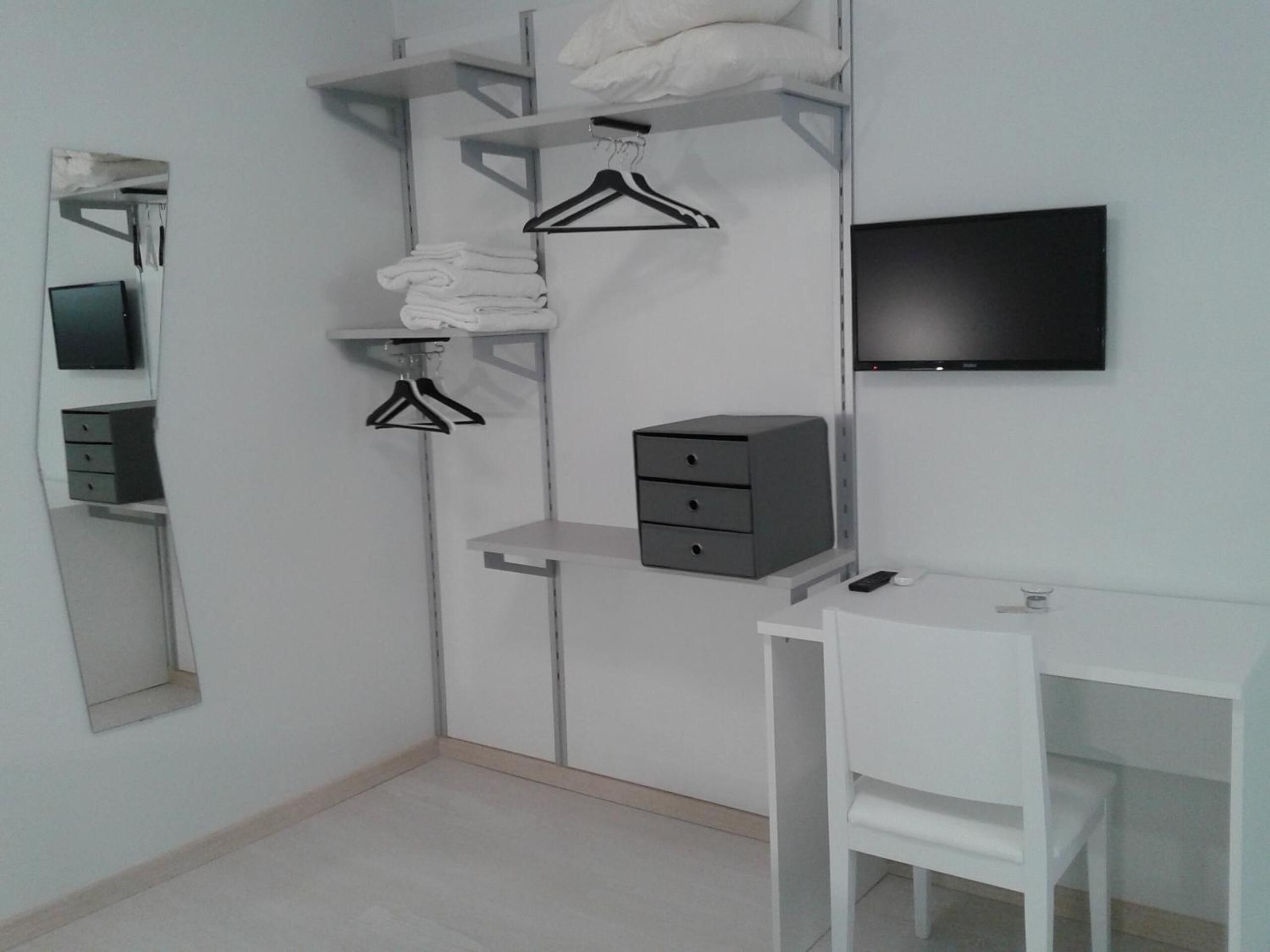 エジプト綿のシーツ、高級寝具、羽毛の掛け布団、デスク