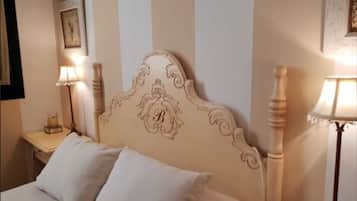 Tweepersoonskamer, 1 tweepersoonsbed | Een bureau, een strijkplank/strijkijzer, gratis wifi, beddengoed