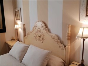 Habitació doble, 1 llit doble | Escriptori, planxa i posts de planxar, wifi gratuïta i roba de llit