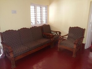Deluxe Room, 1 Double Bed | Living area