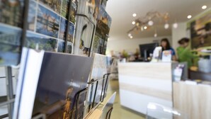 Una librería con estanterías llenas de libros y revistas.