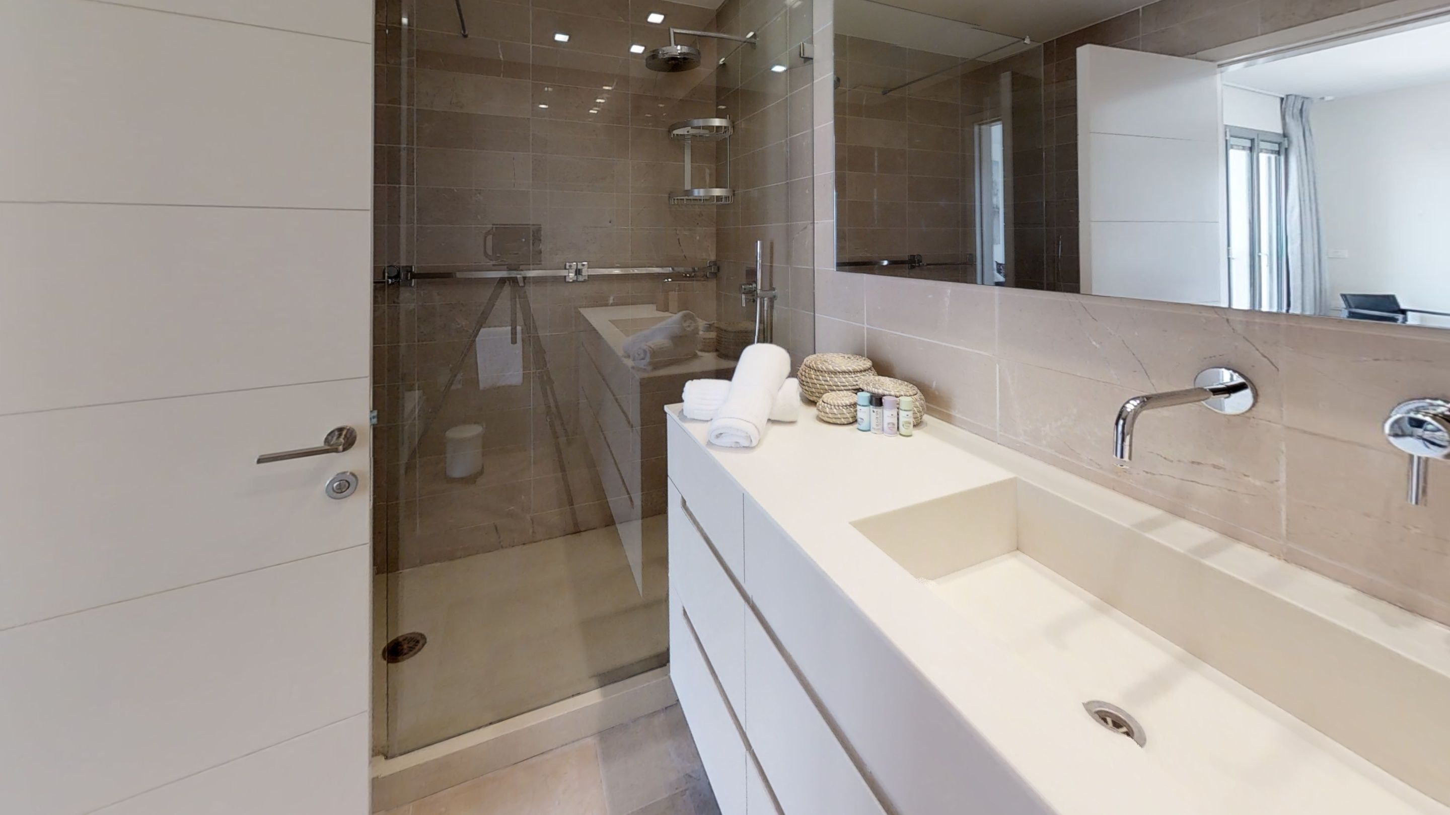 Apartamento superior, 3 habitaciones, accesible para personas con discapacidad, vistas a la montaña | Ducha del cuarto de baño
