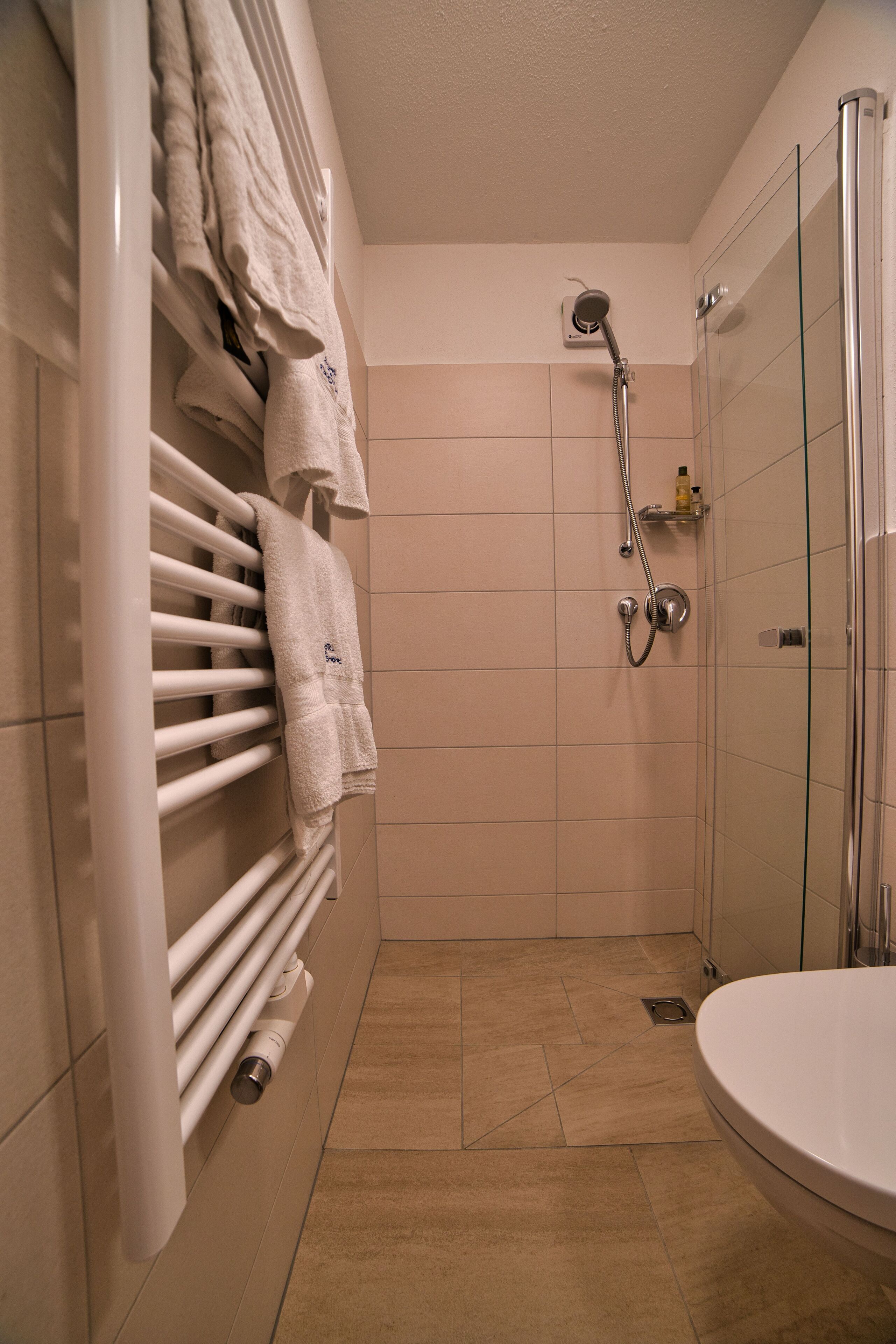 single room | bathroom | free toiletries, hair dryer, bathrobes, towels