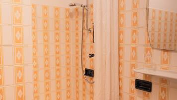 Un baño con bañera, ducha y lavamanos.