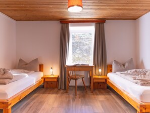 In-room safe, desk, blackout curtains, bed sheets - Berghotel Franzenshöhe (Stelvio)