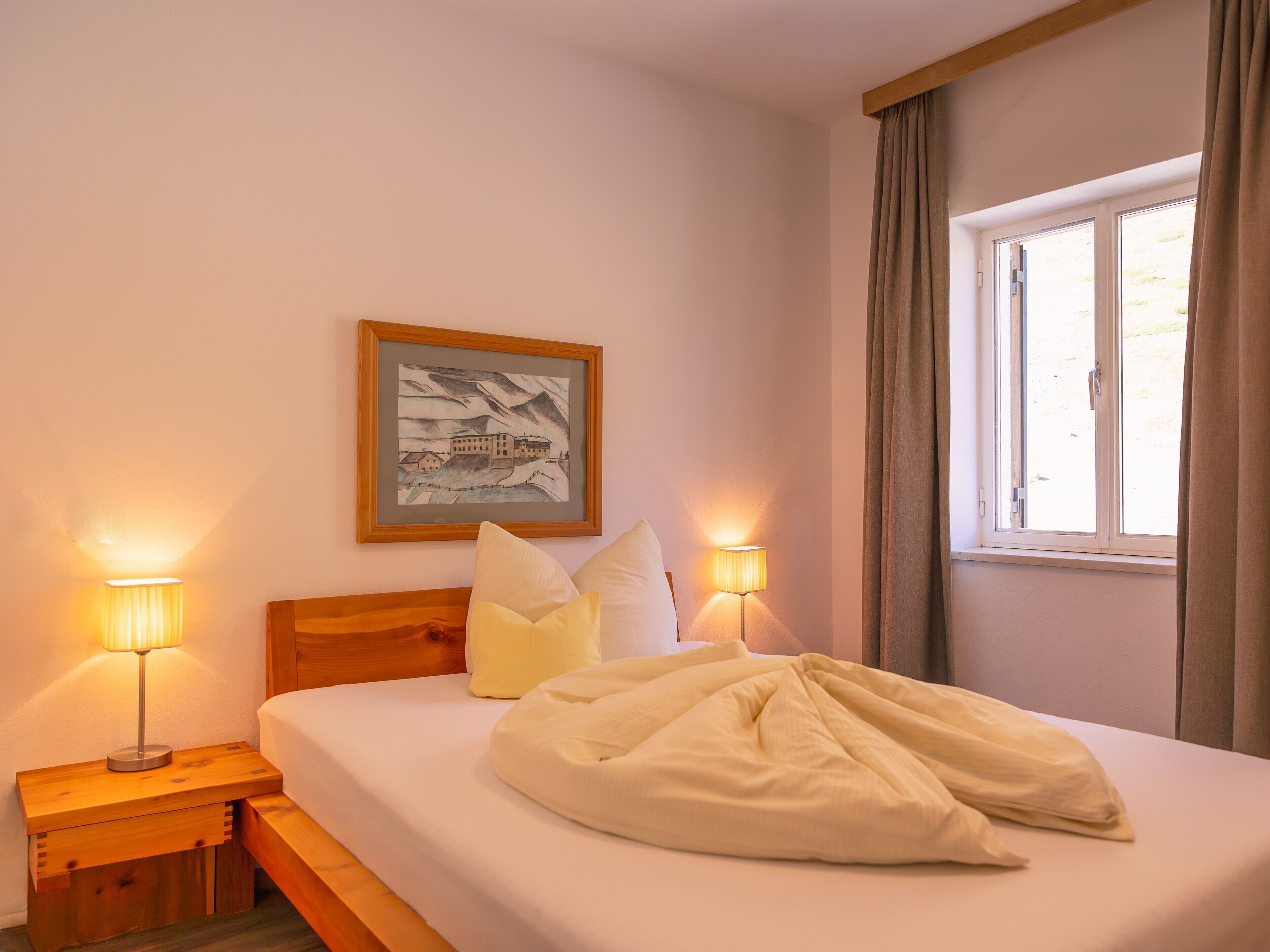 Yhden hengen huone | Tallelokero huoneessa, työpöytä, pimennysverhot, vuodevaatteet