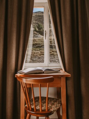 Eenpersoonskamer | Een kluis op de kamer, een bureau, verduisterende gordijnen, beddengoed