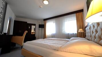 Comfort Triple Room, Non Smoking | In-room safe, blackout drapes, free WiFi, bed sheets