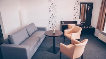 Habitación cuádruple Confort, 2 camas individuales | Caja fuerte, cortinas opacas, wifi gratis y ropa de cama