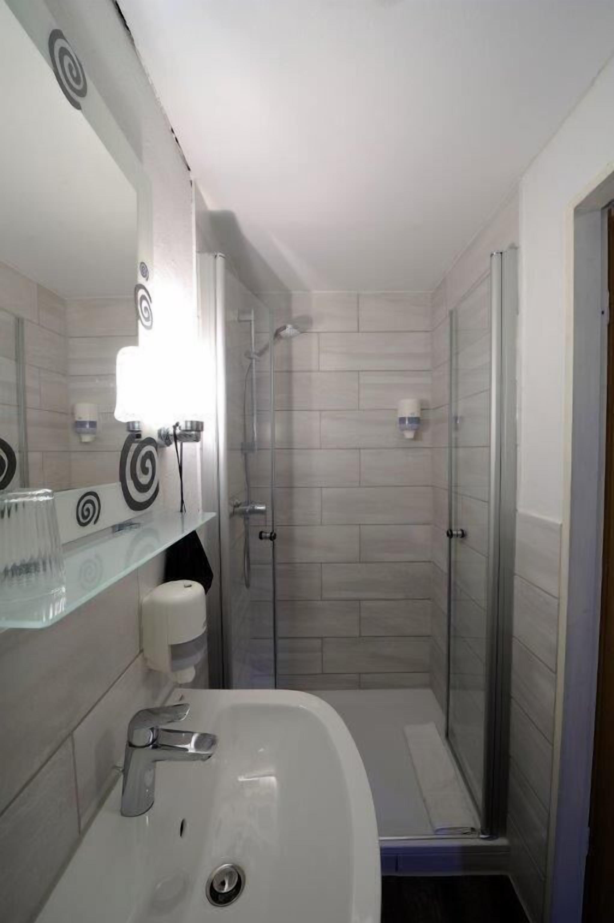 Basic Double Room | Bathroom