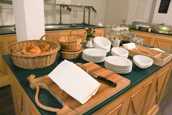 Colazione continentale, servita tutte le mattine (5 EUR a persona)