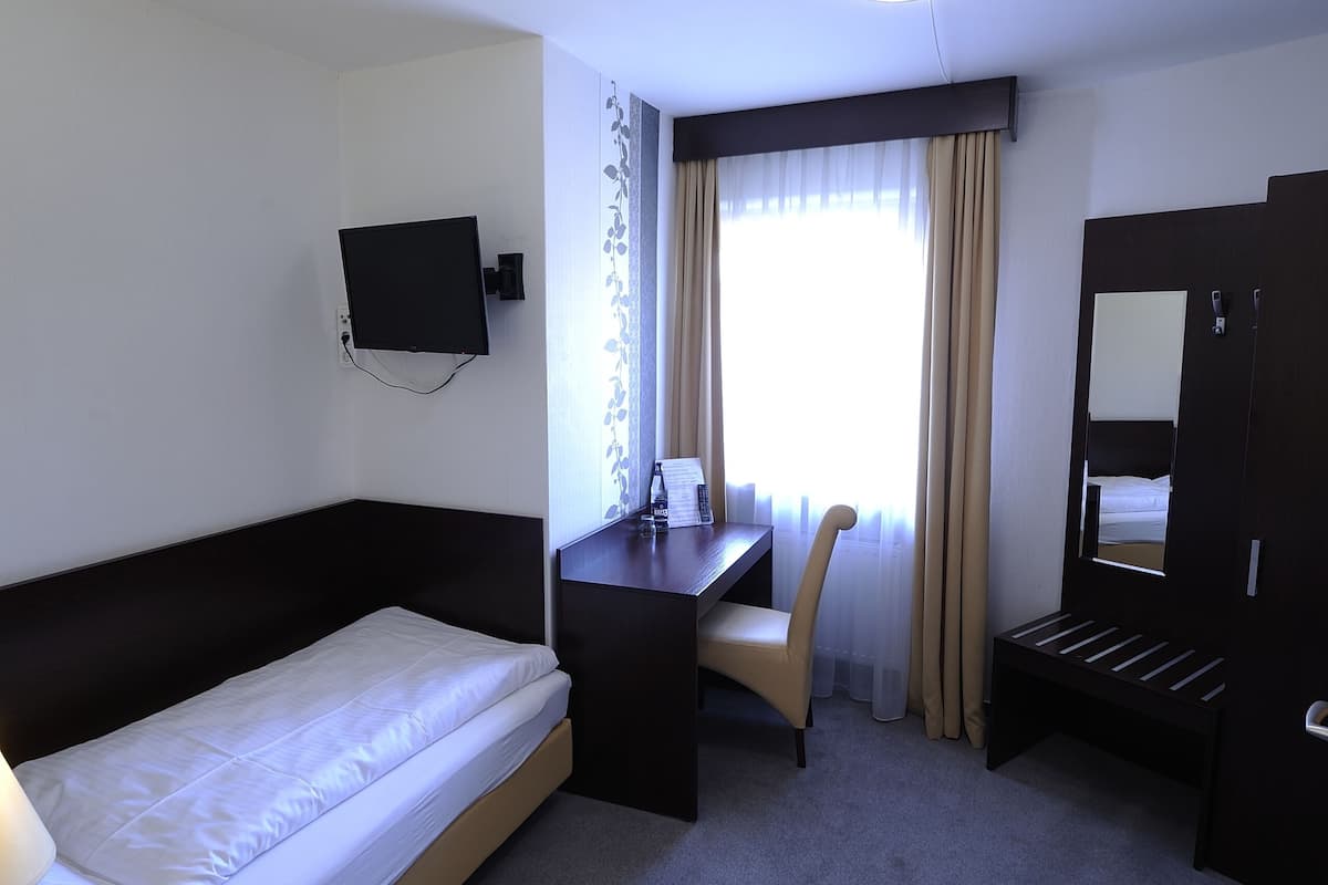 Quarto solteiro | Cofres nos quartos, escrivaninha, cortinas blackout, Wi-Fi de cortesia