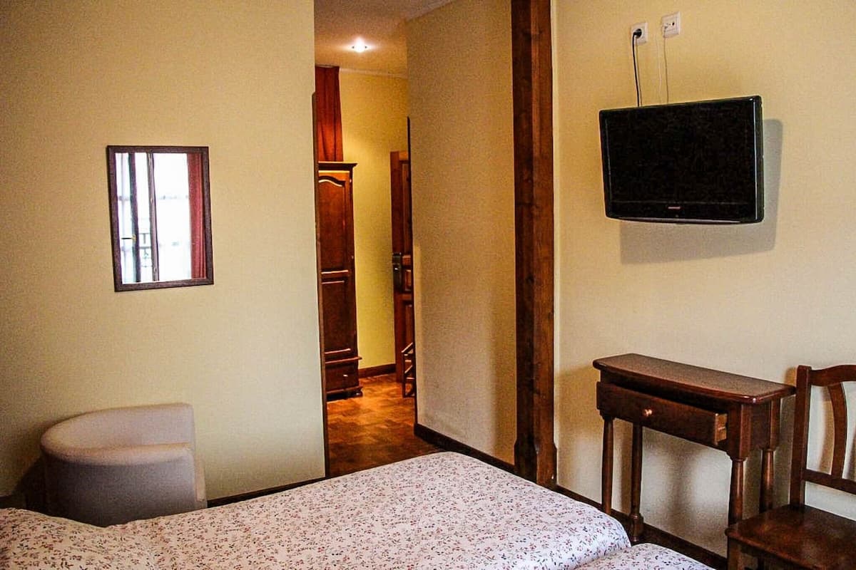 Escritorio, cortinas blackout, sistema de insonorización y wifi gratis 