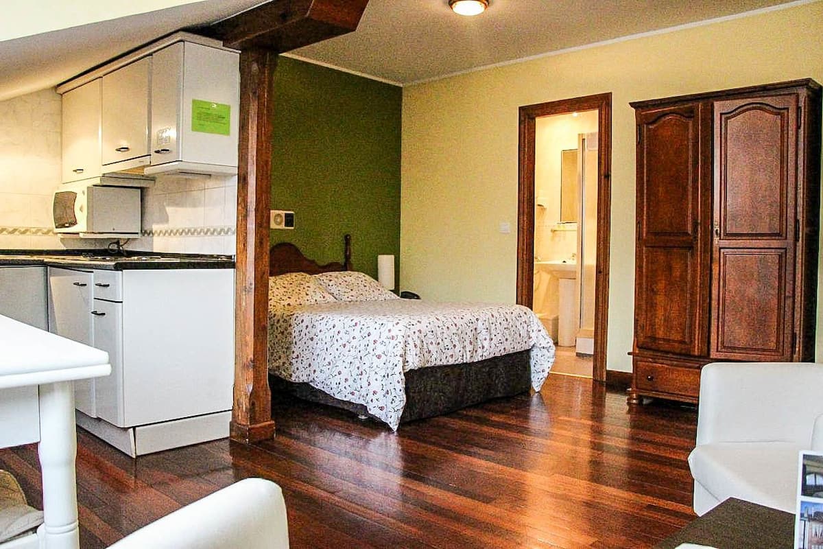Escritorio, cortinas blackout, sistema de insonorización y wifi gratis 