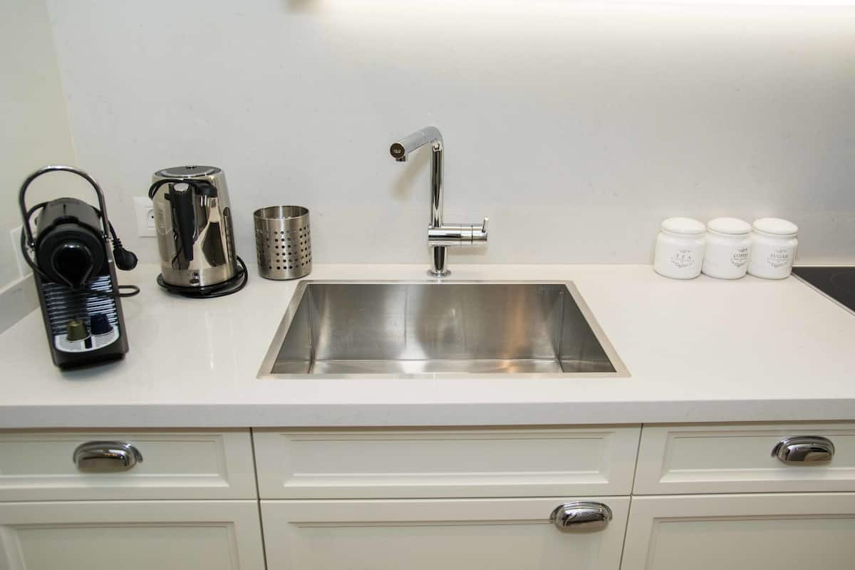Full-size fridge, microwave, oven, stovetop