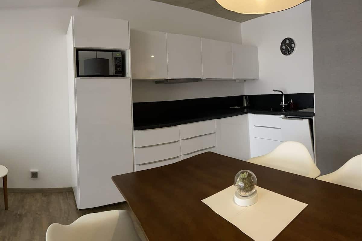 Een kluis op de kamer, een bureau, verduisterende gordijnen