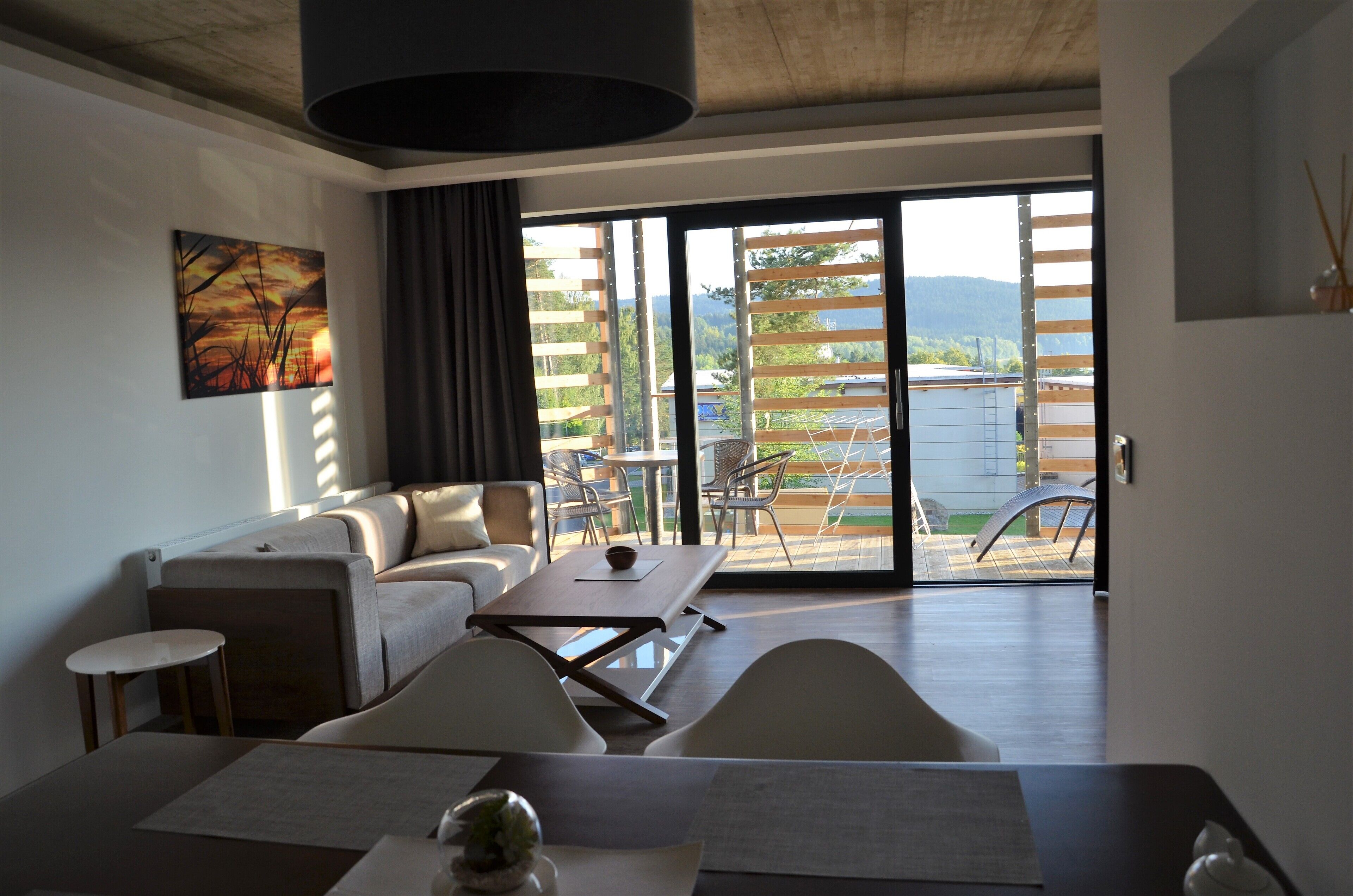 شقة ديلوكس - غرفتا نوم - بش رفة | خزنة داخل الغرفة ومكتب وستائر تعتيم وتجهيزات عازلة للصوت