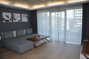 Apartemen Premium, 1 kamar tidur, patio | Area keluarga | Televisi layar datar 135-cm dengan saluran TV satelit dan TV