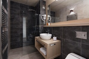Douche, articles de toilette gratuits, sèche-cheveux