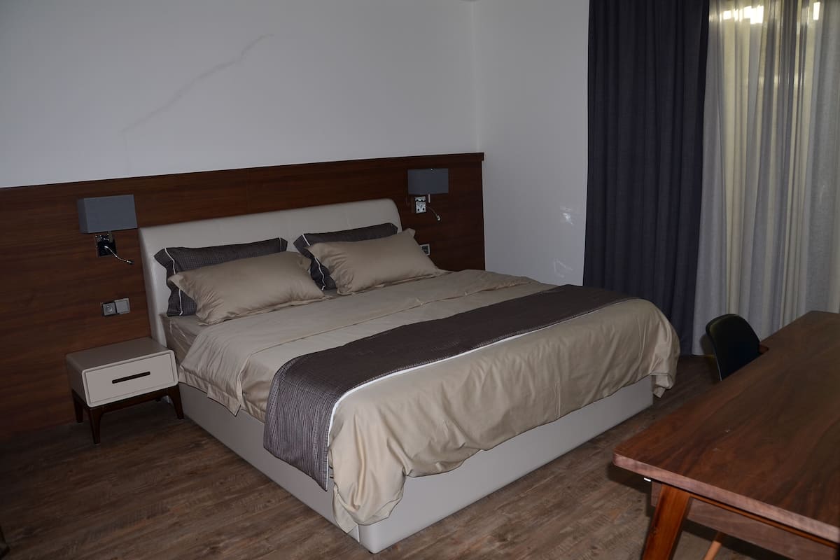 Junior appartement, 2 slaapkamers, terras | Een kluis op de kamer, een bureau, verduisterende gordijnen