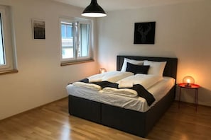 Decoración personalizada, muebles diferentes, escritorio y cunas 