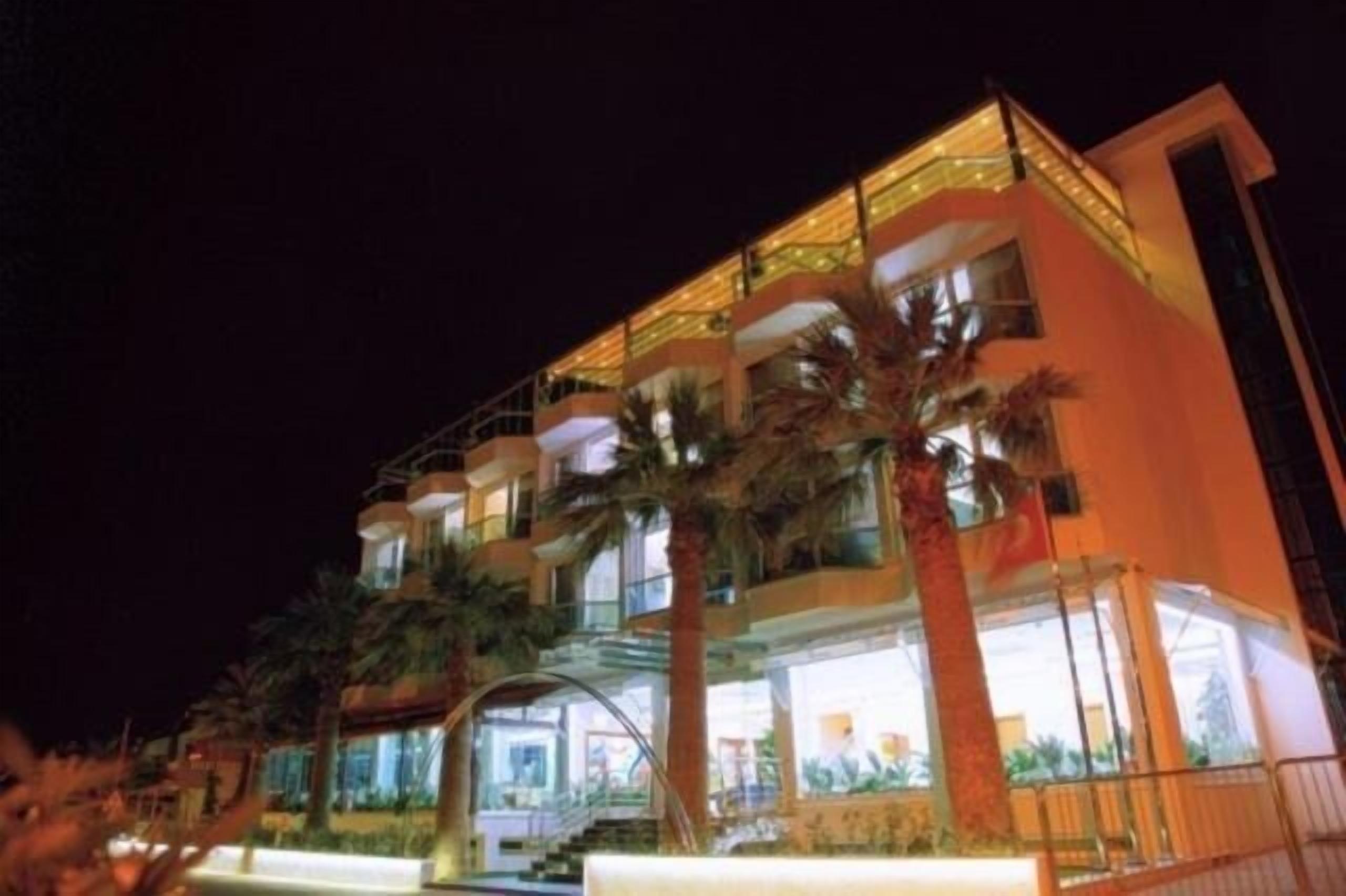 Un hotel de varios pisos con balcones y un atrium central.