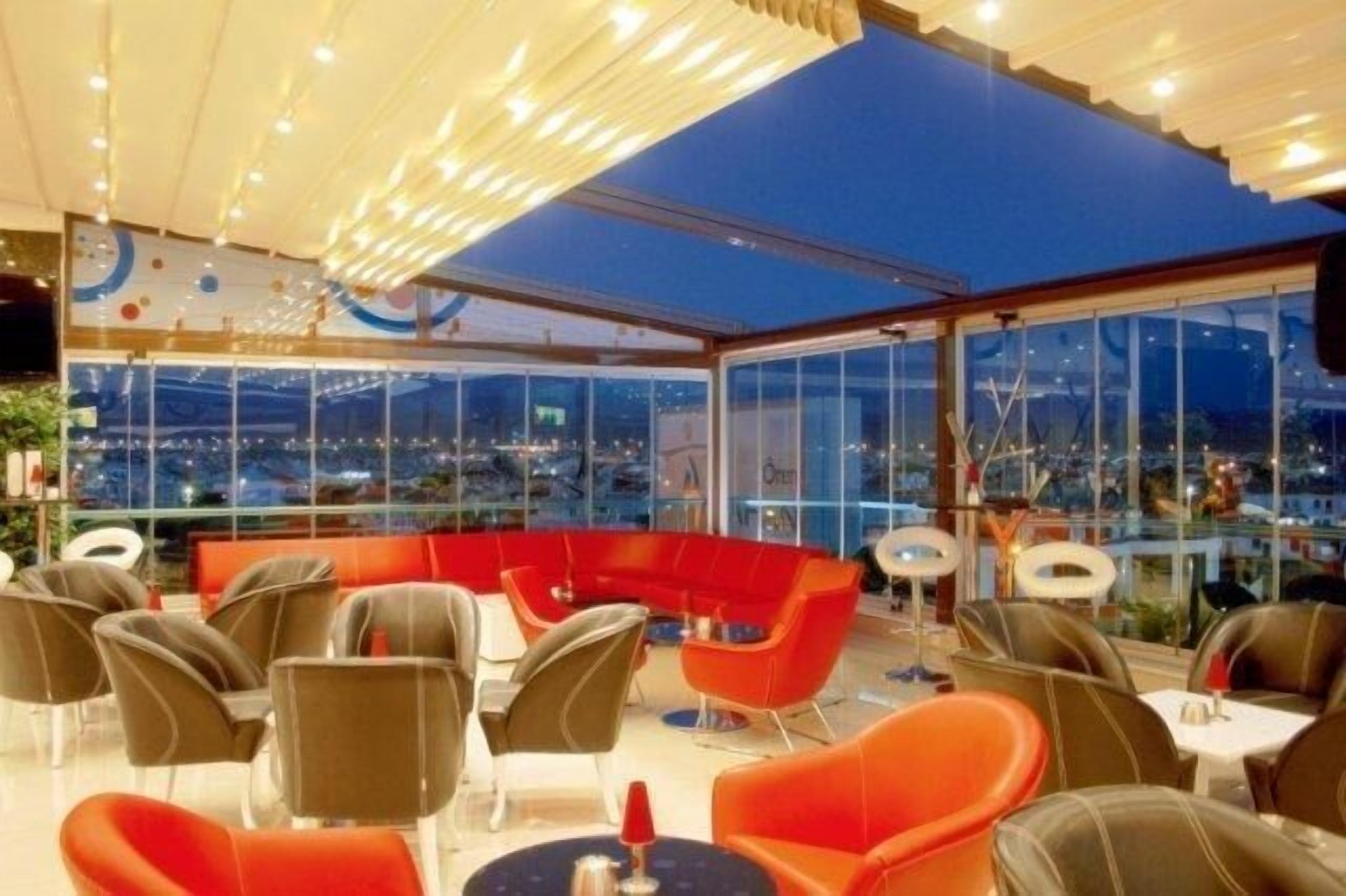 Breakfast and dinner served