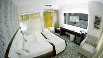 Classic Double or Twin Room, Accessible | Minibar, in-room safe, desk, blackout drapes