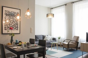 Deluxe-Apartment, 2 Schlafzimmer, Nichtraucher | Wohnzimmer | 65-cm-LCD-Fernseher mit Kabelempfang, Fernseher