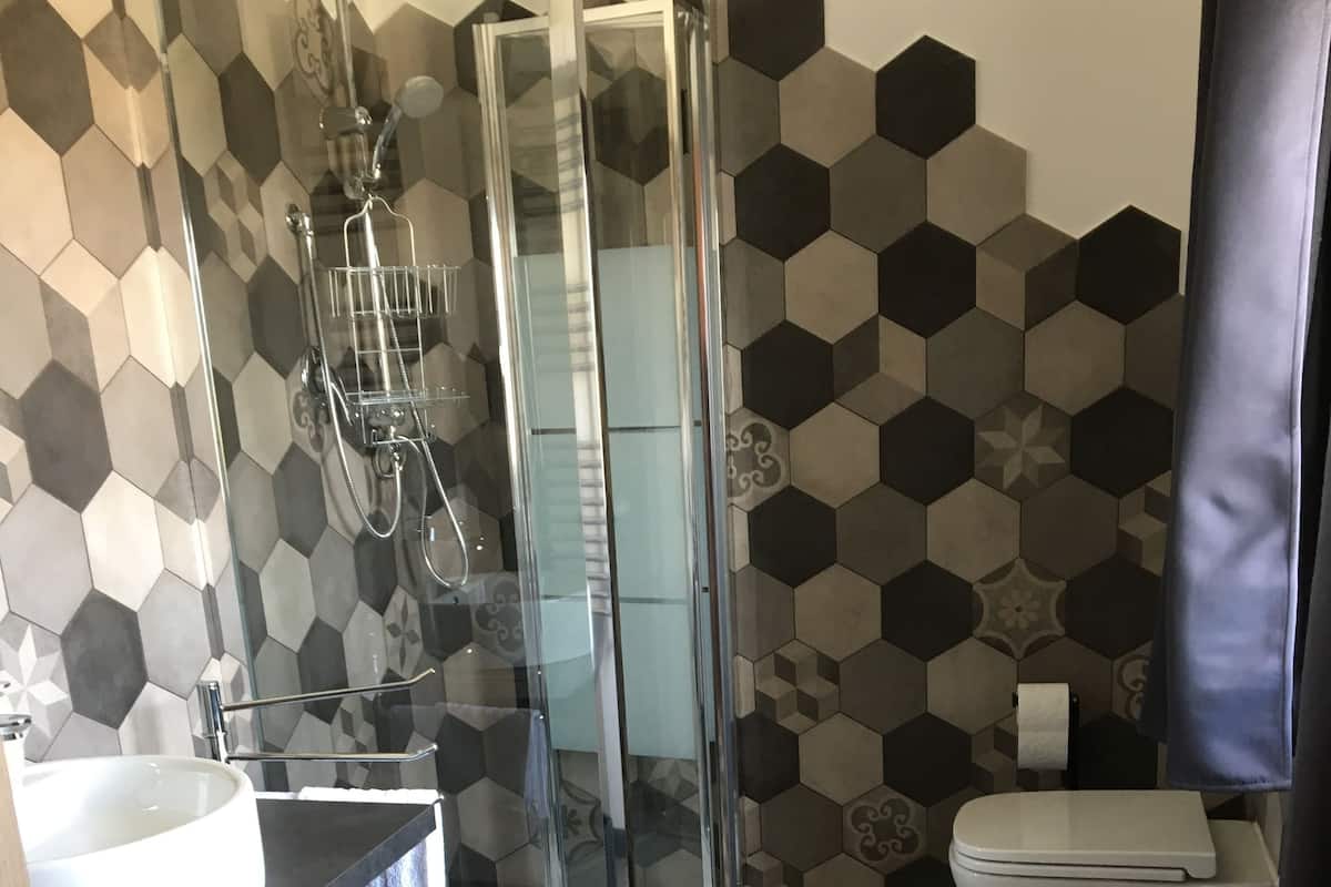 Doccia, asciugacapelli, bidet, asciugamani