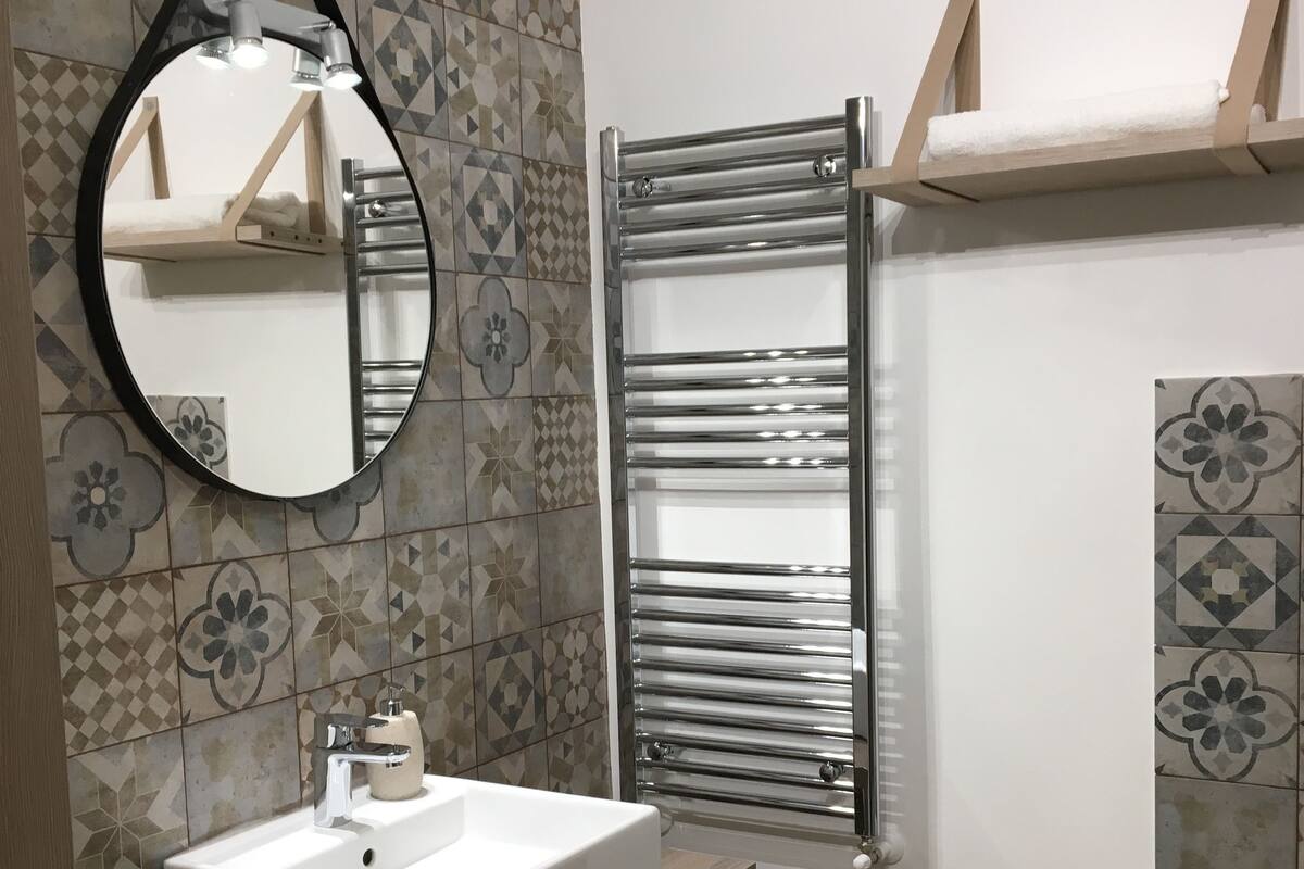 Tripla Comfort, vista montagna | Bagno | Doccia, asciugacapelli, bidet, asciugamani