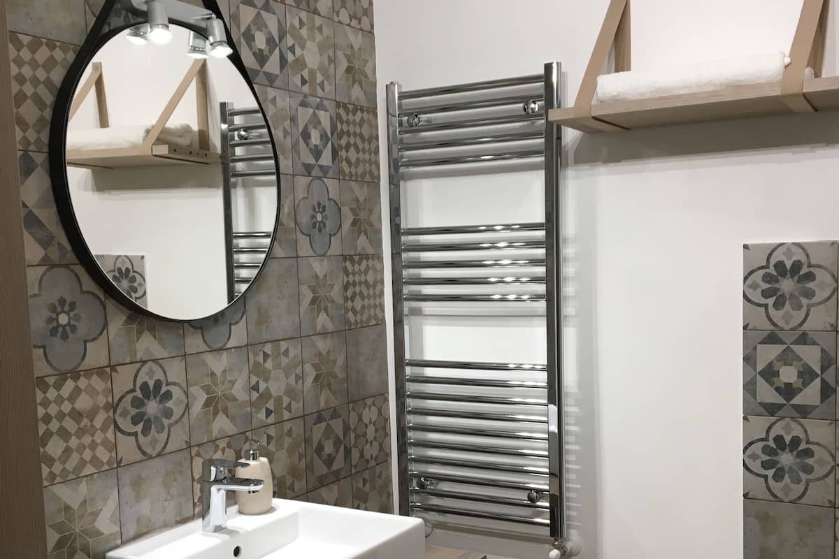 Tripla Comfort, vista montagna | Bagno | Doccia, asciugacapelli, bidet, asciugamani