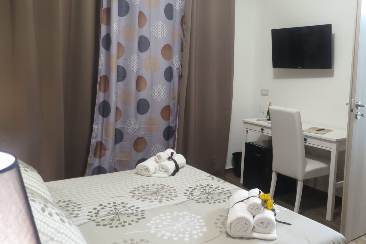 Doppia Comfort, vista montagna | Minibar, una cassaforte in camera, una scrivania