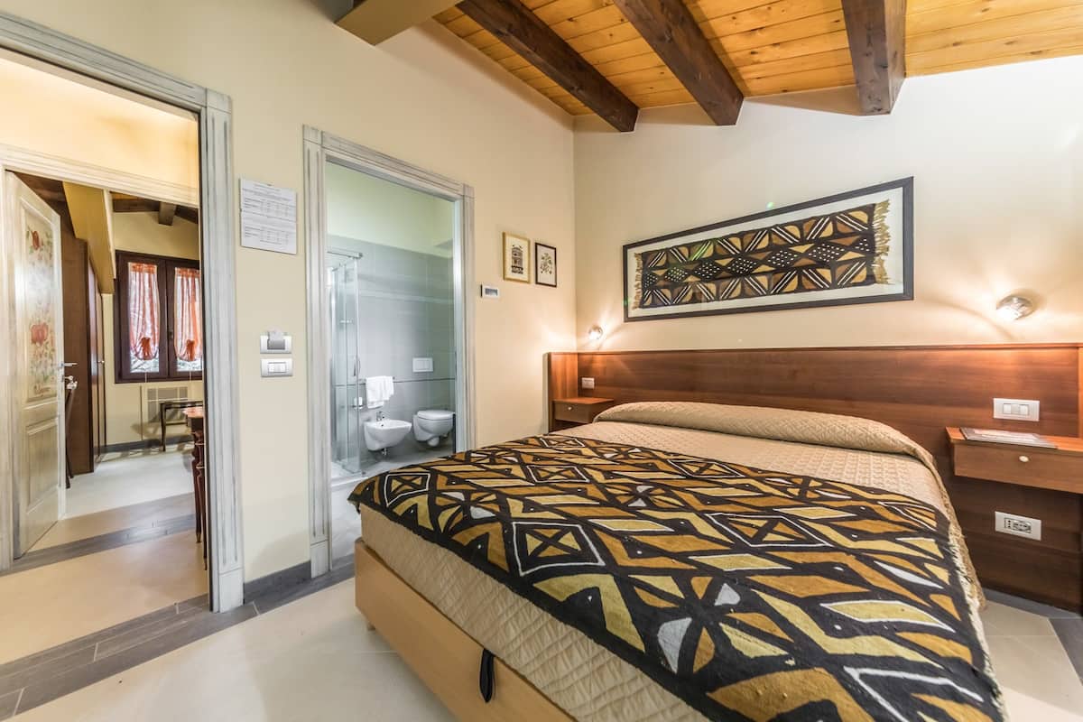 Een minibar, een kluis op de kamer, gratis babybedden, gratis wifi