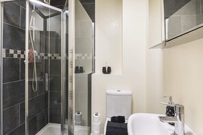 Deluxe Apartment, Multiple Beds, Non Smoking | Bathroom | Towels - Orchid House Serviced Apartment (Watford)
