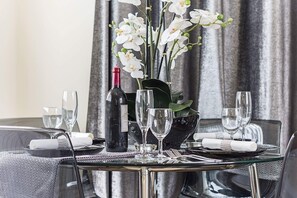 Apartamento luxo, várias camas, para não fumantes | Opções para refeição no quarto